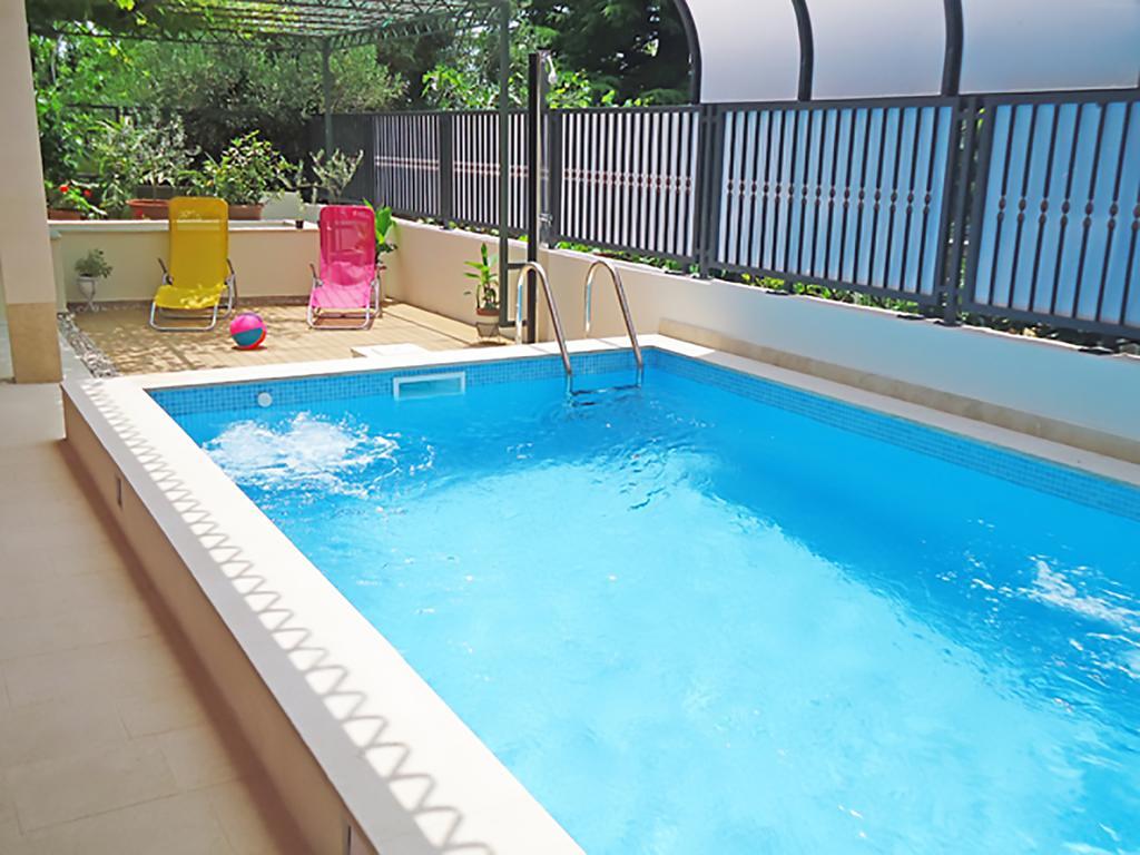 Poolside Paradise - A Hidden Gem In Leilighet Split