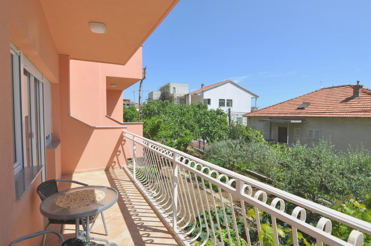 Poolside Paradise - A Hidden Gem In Leilighet Split
