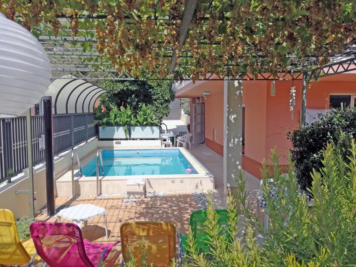 Poolside Paradise - A Hidden Gem In Leilighet